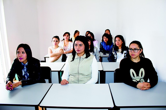 Estudante universitário a fazer contas de despesas do ano letivo numa secretária com livros