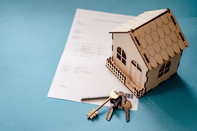 Casal e notário a assinar a escritura de compra de uma casa numa mesa de escritório