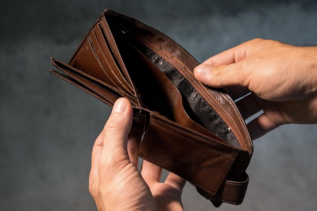 Mesa com faturas, calculadora e caderno onde se organizam várias dívidas